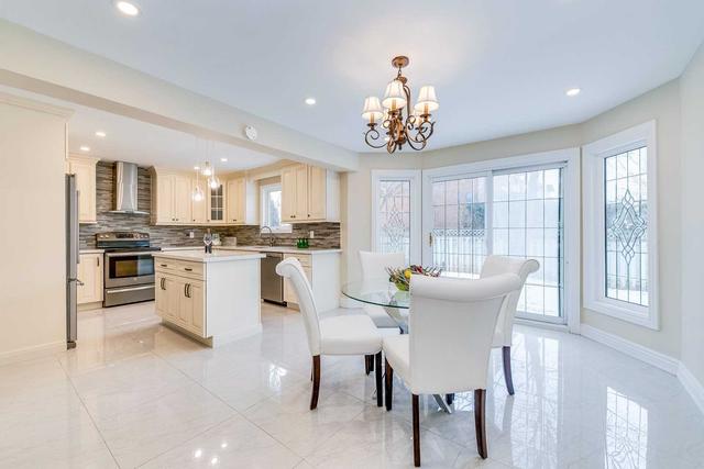 2113 Grosvenor St, House detached with 6 bedrooms, 5 bathrooms and 5 parking in Oakville ON | Image 3