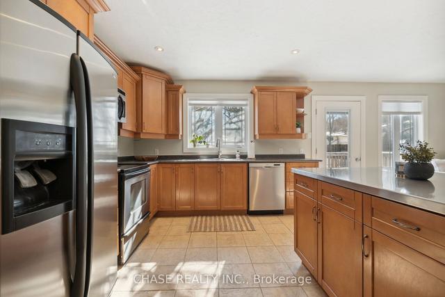 35 Adelaide St, House detached with 3 bedrooms, 3 bathrooms and 6 parking in Barrie ON | Image 2