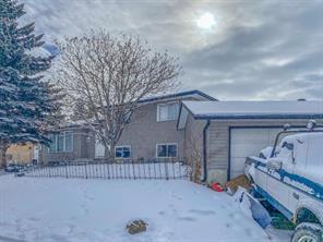 1031 Cantabrian Drive Sw, House detached with 4 bedrooms, 2 bathrooms and 4 parking in Calgary AB | Image 1