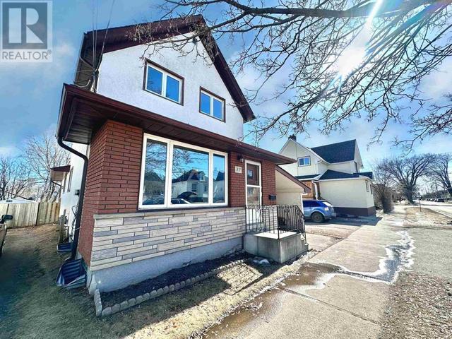 37 Ontario St N, House detached with 5 bedrooms, 2 bathrooms and null parking in Thunder Bay ON | Image 2