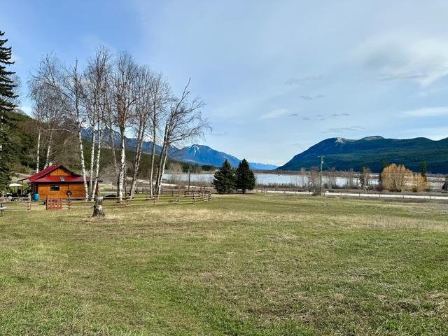 4423 Highway 95, House detached with 3 bedrooms, 2 bathrooms and null parking in Columbia Shuswap A BC | Image 4