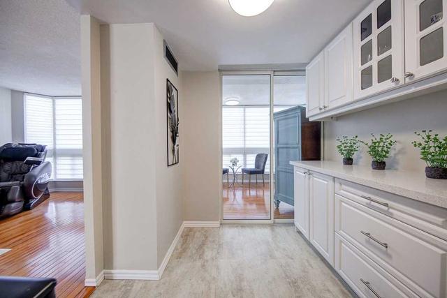 810 - 10 Kenneth Ave, Condo with 2 bedrooms, 2 bathrooms and 1 parking in Toronto ON | Image 13