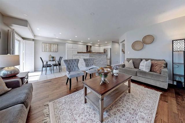 3912 Mcdowell Dr, House semidetached with 4 bedrooms, 4 bathrooms and 3 parking in Mississauga ON | Image 2