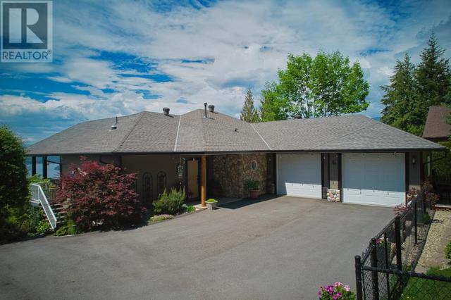 3320 Roncastle Road, House detached with 3 bedrooms, 3 bathrooms and 2 parking in Columbia Shuswap C BC | Image 9