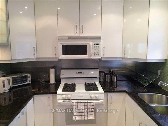 79b Ulster St, House attached with 3 bedrooms, 3 bathrooms and 1 parking in Toronto ON | Image 11