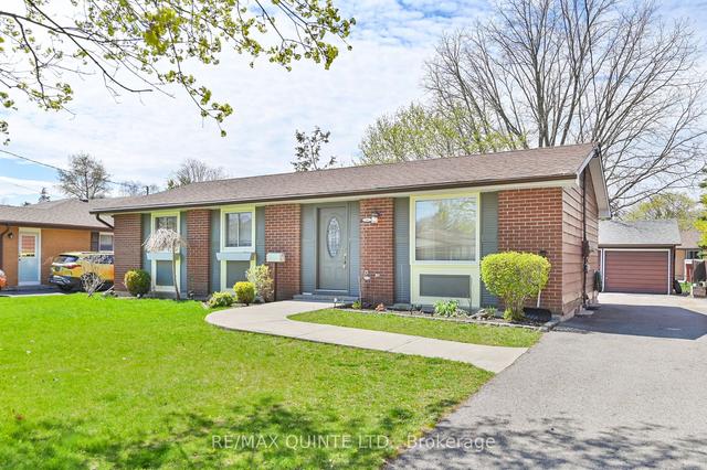 26 Lexington Cres, House detached with 3 bedrooms, 2 bathrooms and 6 parking in Belleville ON | Image 1