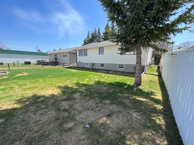 4018 47 Street, House detached with 3 bedrooms, 1 bathrooms and 1 parking in Red Deer AB | Image 4