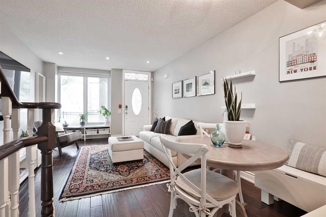 th9 - 140 Bathurst St, Townhouse with 3 bedrooms, 3 bathrooms and 1 parking in Toronto ON | Image 3