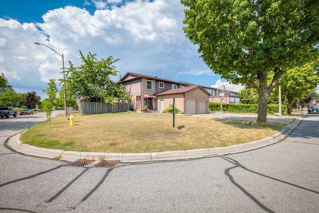 49 Barrington Cres, House semidetached with 3 bedrooms, 2 bathrooms and 5 parking in Markham ON | Image 32