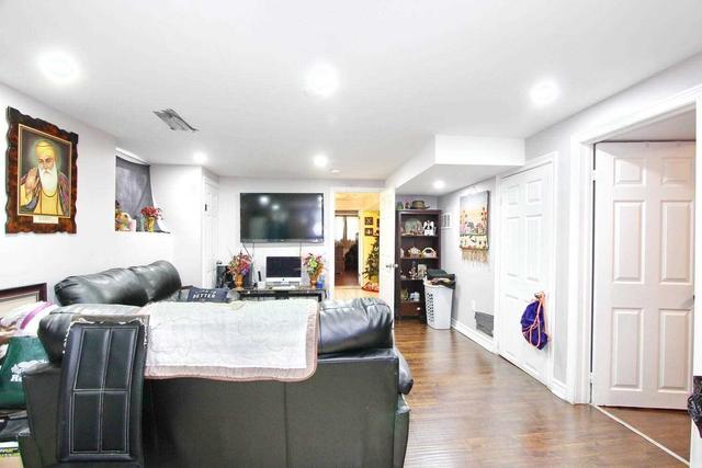 7056 Darcel Ave, House semidetached with 3 bedrooms, 2 bathrooms and 4 parking in Mississauga ON | Image 22