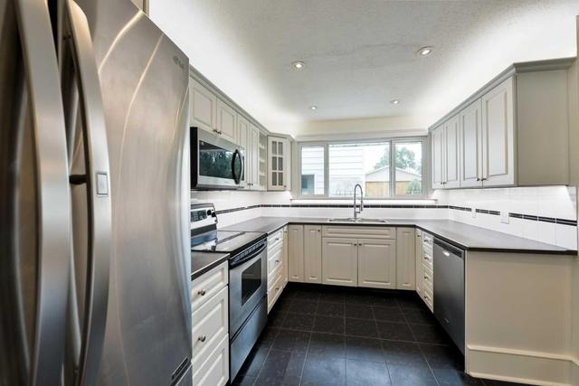 2412 Langriville Drive Sw, House detached with 3 bedrooms, 2 bathrooms and 3 parking in Calgary AB | Image 13