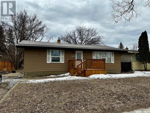 1605 Macpherson Avenue, House detached with 5 bedrooms, 2 bathrooms and null parking in Regina SK | Card Image