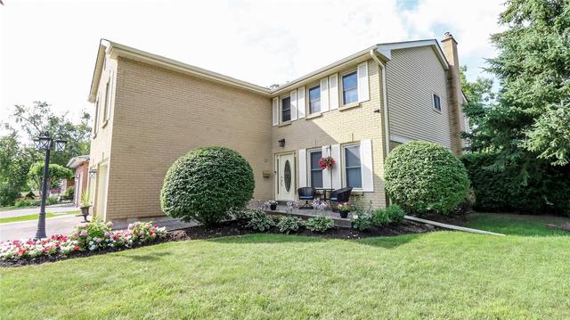 10 New Castle Cres, House detached with 4 bedrooms, 4 bathrooms and 2 parking in Brampton ON | Image 2