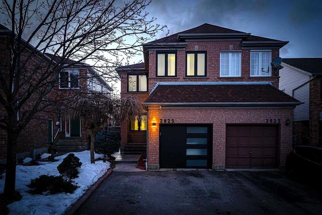 2825 Westbury Crt, House semidetached with 4 bedrooms, 4 bathrooms and 5 parking in Mississauga ON | Image 1