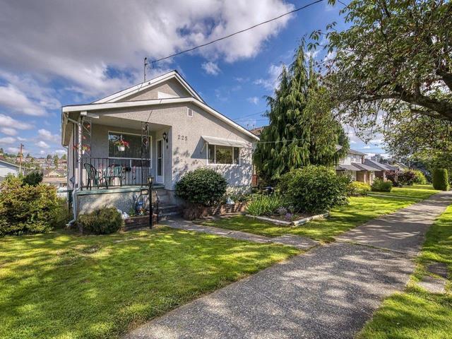 225 Osborne Avenue, House detached with 2 bedrooms, 1 bathrooms and null parking in New Westminster BC | Card Image