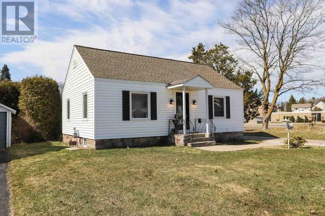 183 Upton Rd, House detached with 2 bedrooms, 1 bathrooms and null parking in Sault Ste. Marie ON | Image 2