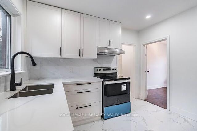 18 Wesley St, House detached with 2 bedrooms, 2 bathrooms and 3 parking in Toronto ON | Image 4