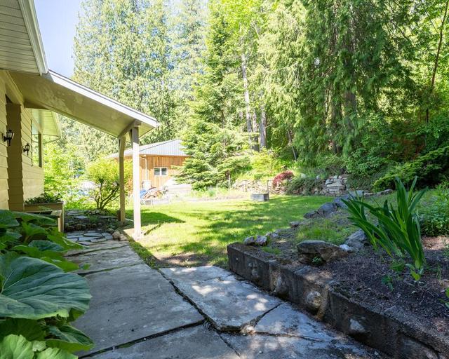 7484 Highway 3a, House detached with 4 bedrooms, 3 bathrooms and null parking in Central Kootenay E BC | Image 33