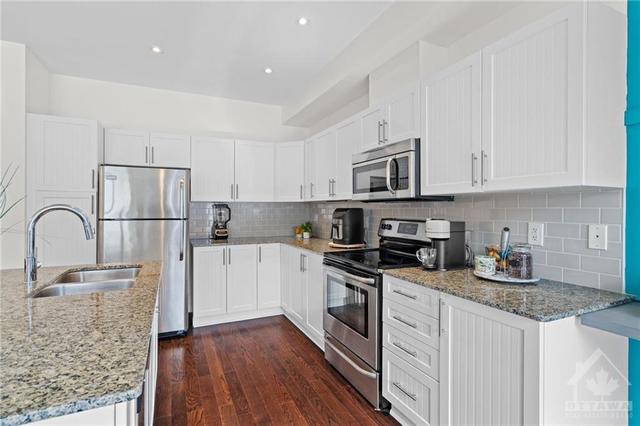 209 Overberg Way, Townhouse with 3 bedrooms, 3 bathrooms and 2 parking in Ottawa ON | Image 6
