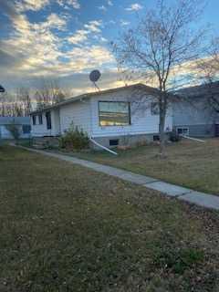 403 4 Street, House detached with 3 bedrooms, 2 bathrooms and 4 parking in McLennan AB | Image 1