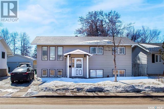 3435 Fairlight Drive, House detached with 6 bedrooms, 2 bathrooms and null parking in Saskatoon SK | Image 2