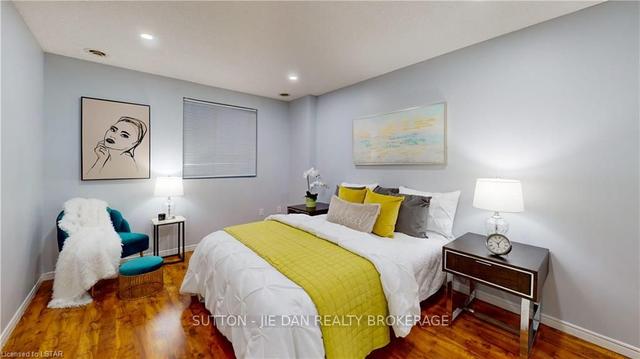 102 - 30 Chapman Crt, Townhouse with 2 bedrooms, 2 bathrooms and 2 parking in London ON | Image 20