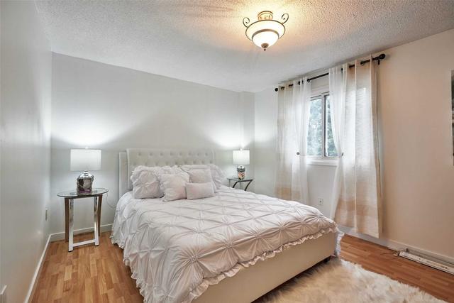 32 Greenfield Cres, House detached with 3 bedrooms, 2 bathrooms and 2 parking in Whitby ON | Image 6