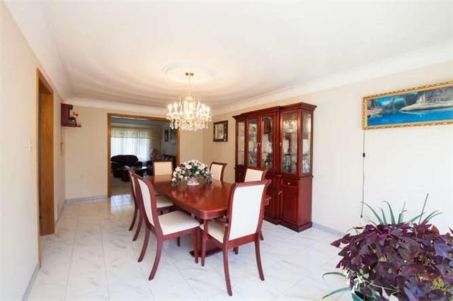 16 Vogue Crt, House detached with 4 bedrooms, 3 bathrooms and 2 parking in Hamilton ON | Image 2