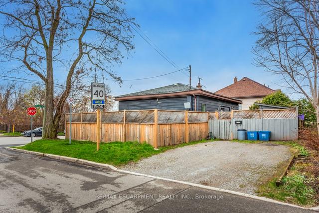 271 Barton St W, House detached with 2 bedrooms, 1 bathrooms and 2 parking in Hamilton ON | Image 13