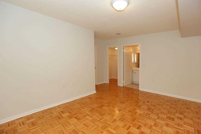 404 - 2500 Rutherford Rd, Condo with 2 bedrooms, 2 bathrooms and 1 parking in Vaughan ON | Image 2