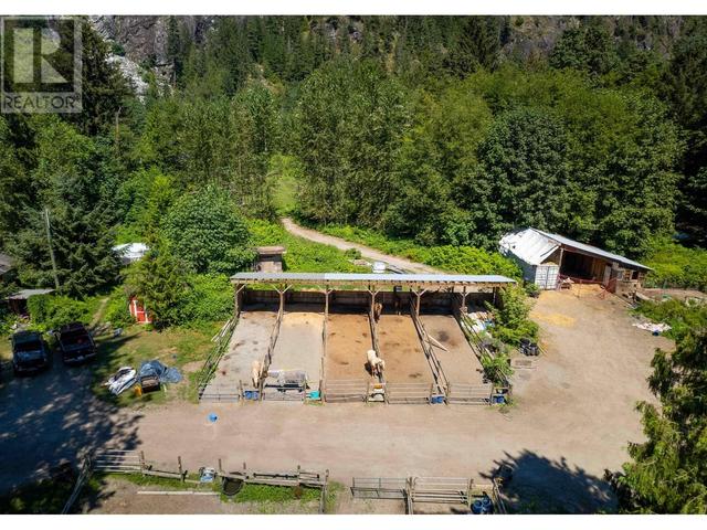 15060 Squamish Valley Road, House detached with 4 bedrooms, 3 bathrooms and 10 parking in Squamish Lillooet D BC | Image 5