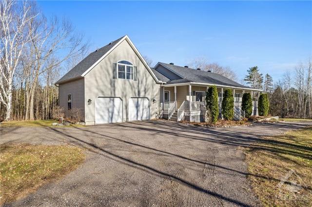 698 Barryvale Road, House detached with 3 bedrooms, 3 bathrooms and 12 parking in Greater Madawaska ON | Card Image