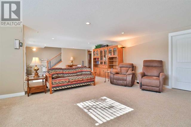 360 E 1 Avenue S, House detached with 5 bedrooms, 3 bathrooms and 8 parking in Magrath AB | Image 30