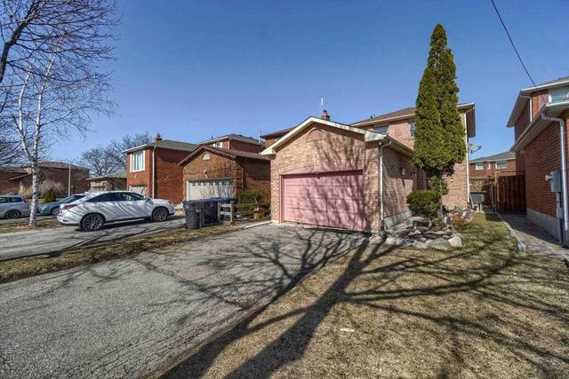 7 Wayne Nicol Dr, House detached with 3 bedrooms, 3 bathrooms and 5 parking in Brampton ON | Image 12
