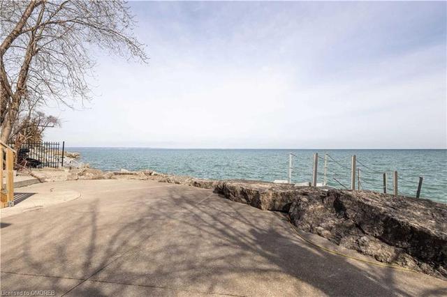 18 1/2 Lakeshore Road, House detached with 2 bedrooms, 1 bathrooms and 6 parking in Hamilton ON | Image 2