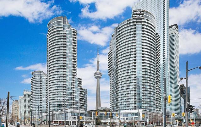 1012 - 208 Queens Quay W, Condo with 2 bedrooms, 2 bathrooms and 1 parking in Toronto ON | Image 1