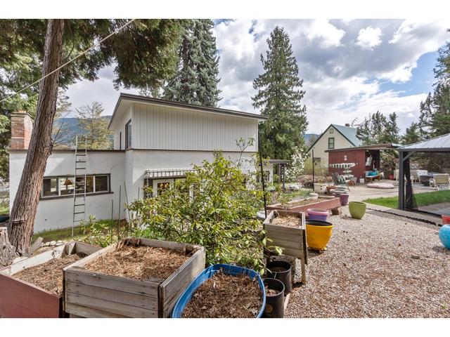 2612 Columbia Avenue, House detached with 4 bedrooms, 2 bathrooms and null parking in Castlegar BC | Image 40