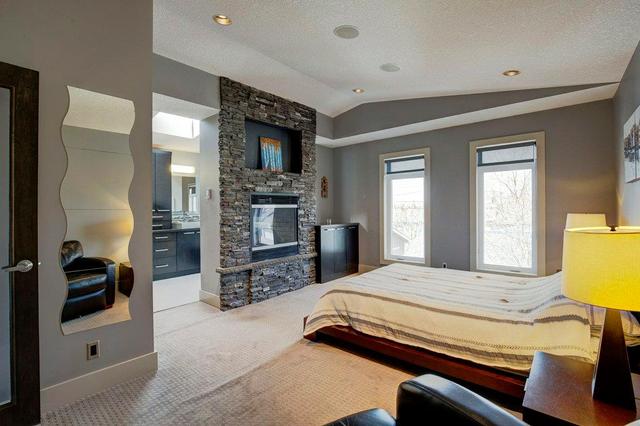 2430 31 Avenue Sw, Home with 3 bedrooms, 2 bathrooms and 2 parking in Calgary AB | Image 18