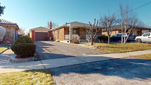 15 Roseglen Cres, House detached with 3 bedrooms, 3 bathrooms and 8 parking in Toronto ON | Image 1