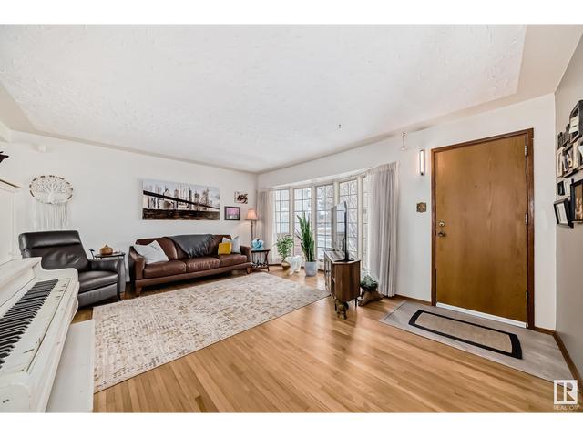 10695 61 St Nw, House detached with 4 bedrooms, 2 bathrooms and null parking in Edmonton AB | Image 2