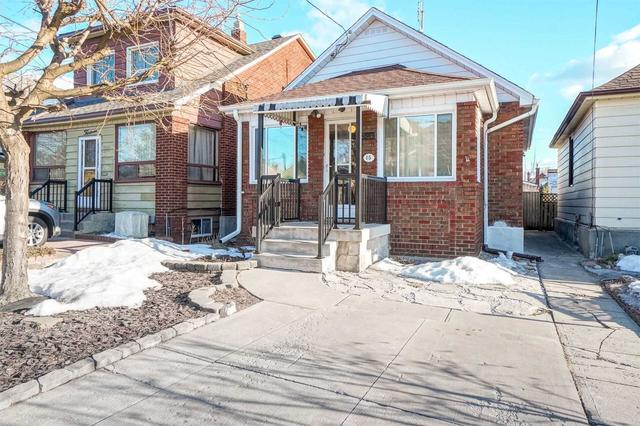 15 Homeview Ave, House detached with 2 bedrooms, 1 bathrooms and 1 parking in Toronto ON | Image 1