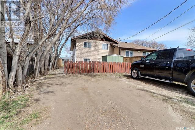 861 7th Street E, House semidetached with 4 bedrooms, 2 bathrooms and null parking in Prince Albert SK | Image 24