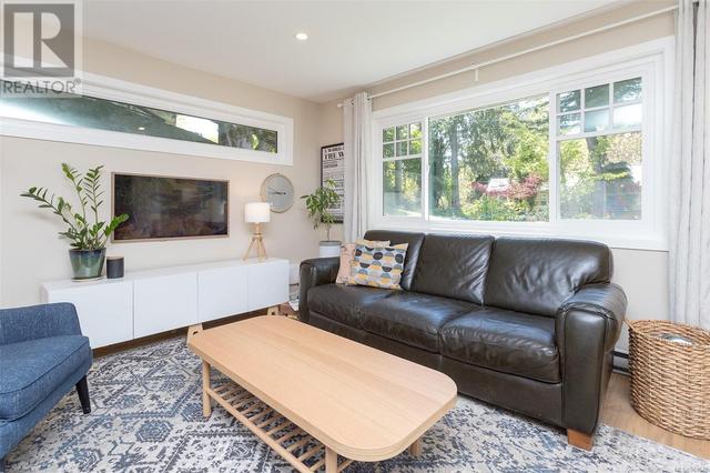 4605 Pipeline Rd, House detached with 2 bedrooms, 1 bathrooms and 2 parking in Saanich BC | Image 5
