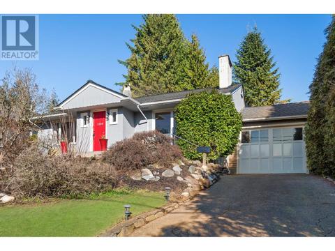 3380 Edgemont Boulevard, House detached with 4 bedrooms, 2 bathrooms and 3 parking in North Vancouver BC | Card Image