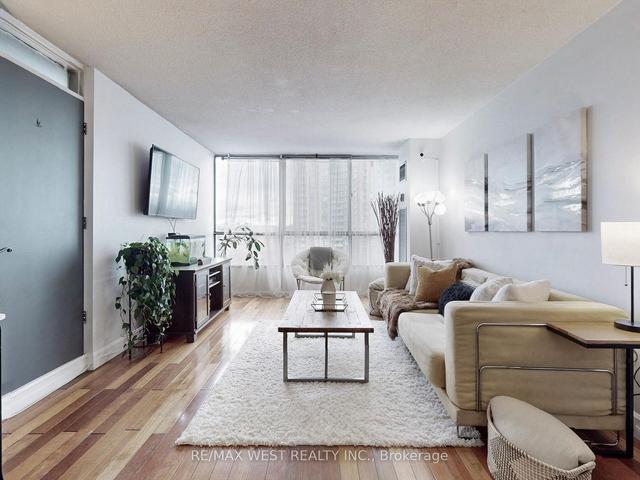 1111 - 10 Martha Eaton Way, Condo with 3 bedrooms, 2 bathrooms and 1 parking in Toronto ON | Image 35