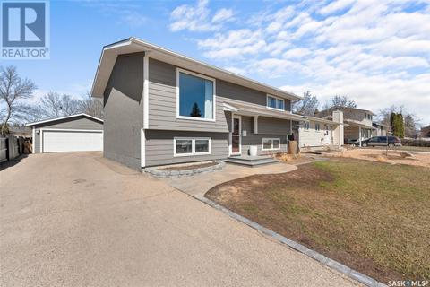 53 Buttercup Crescent Nw, House detached with 4 bedrooms, 2 bathrooms and null parking in Moose Jaw SK | Card Image