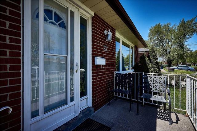 22 Jackmuir Cres, House detached with 3 bedrooms, 2 bathrooms and 4 parking in Toronto ON | Image 2