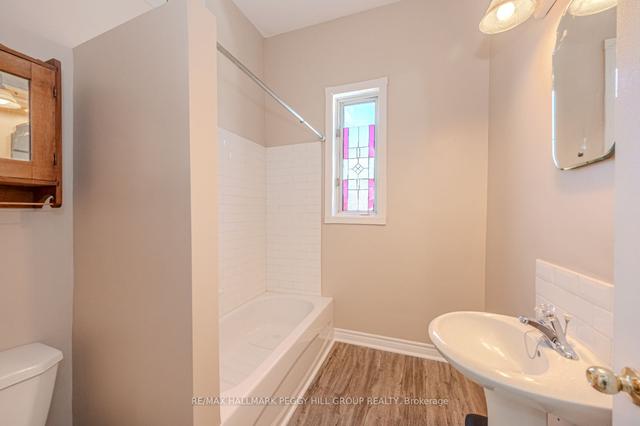131 Sanford St, House detached with 2 bedrooms, 2 bathrooms and 7 parking in Barrie ON | Image 3