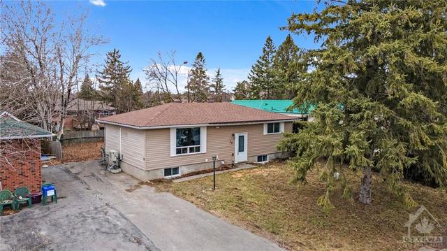 32 Laurie Court, House detached with 6 bedrooms, 3 bathrooms and 3 parking in Ottawa ON | Image 20