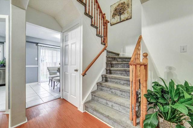 19 Stirrup Crt, House attached with 3 bedrooms, 3 bathrooms and 3 parking in Brampton ON | Image 5
